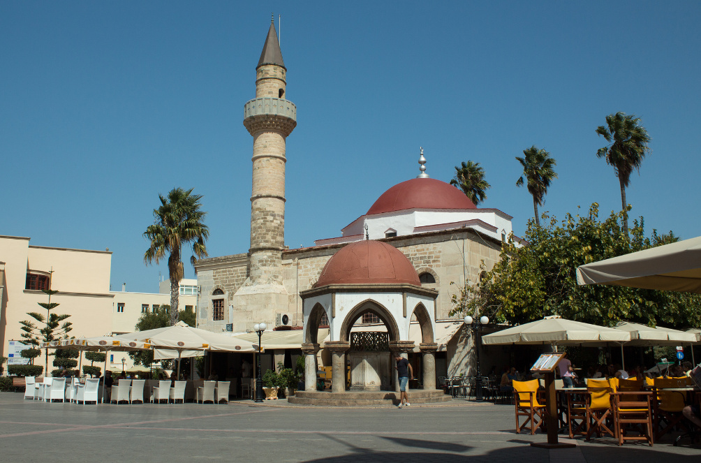 Hauptplatz in Kos-Stadt mit Defterdar Moschee